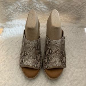 NIB Yellowbox snake skin print wedges. SZ 8.